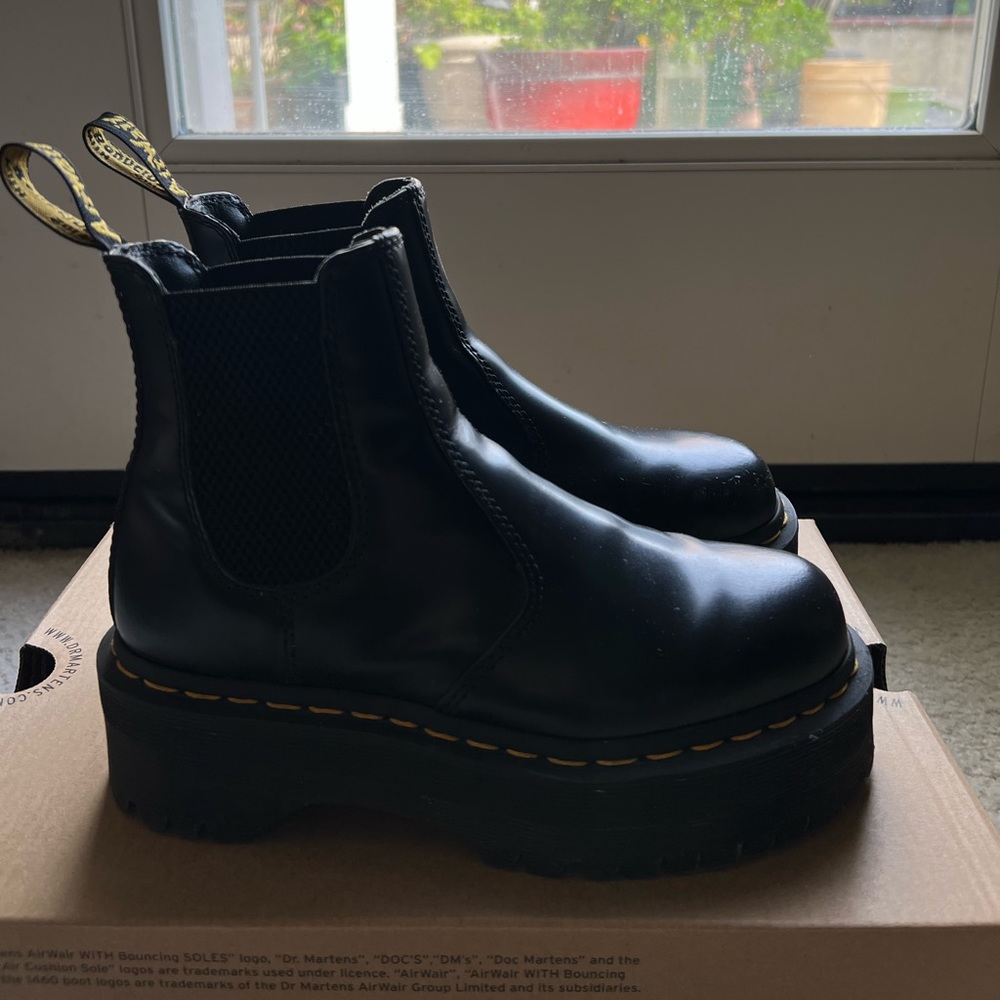 2976 quad platform chelseas by doc marten size 5
